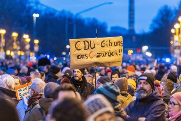 Demo Aufstand der Anständigen: Wir sind die Brandmauer Deutschland, Berlin den 02.02.2025: Viele Tausende folgen dem Ruf der Organisation Campact zur Demo gegen Kanzlerkandidat Friedrich Merz (CDU) und marschieren vom Platz der Republik (Reichstag Bundestag) bis zur CDU-Bundesgeschäftsstelle Konrad Adenauer Haus. CDU - Gib uns das C zurück!! *** Demo Aufstand der Anständigen Wir sind die Brandmauer Deutschland, Berlin 02 02 2025 Many thousands follow the call of the organization Campact to the demonstration against chancellor candidate Friedrich Merz CDU and march from the Platz der Republik Reichstag Bundestag to the CDU federal office Konrad Adenauer Haus CDU Give us back the C