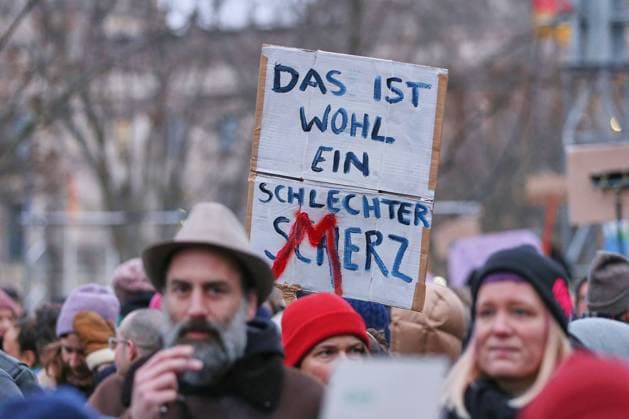 Berlin, Deutschland, 02.02.2025: Reichtagswiese: Demo unter dem Motto Aufstand der Anständigen - Wir sind die Brandmauer : Auf einem Schild steht Das ist wohl ein schlechter Merz , wobei das Wort Scherz ersetzt wurde. Auf der unter anderem von Campact organisierten Großdemo wird dagegen protestiert, dass CDU und CSU zusammen mit der AfD im Bundestag Mehrheiten erzielen. *** Berlin, Germany, 02 02 2025 Reichagswiese Demo under the slogan Aufstand der Anständigen Wir sind die Brandmauer A sign reads Das ist wohl ein schlechter Merz , with the word Scherz replaced At the large-scale demo organized by Campact, among others, people are protesting against the CDU and CSU achieving majorities in the Bundestag together with the AfD Copyright: xdtsxNachrichtenagenturx dts_57730