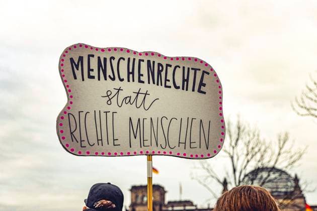 02 . 02 . 2025 , Berlin Mitte : Demonstration auf dem Platz der Republik vor dem Reichstagsgebäude. Motto: Aufstand der Anständigen - Wir sind die Brandmauer . Plakat : Menschenrechte statt rechte Menschen . *** 02 02 2025 , Berlin Mitte Demonstration on Platz der Republik in front of the Reichstag building Slogan Uprising of the decent We are the firewall Poster Human rights instead of right-wing people