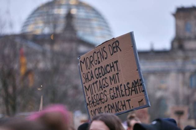 Berlin, Deutschland, 02.02.2025: Reichtagswiese: Demo unter dem Motto Aufstand der Anständigen - Wir sind die Brandmauer : Auf einem Schild steht Morgens der Shoa gedacht, mittags mit Faschos gemeinsame Sache gemacht . Auf der unter anderem von Campact organisierten Großdemo wird dagegen protestiert, dass CDU und CSU zusammen mit der AfD im Bundestag Mehrheiten erzielen. Im Hintergrund ist unscharf das Reichstagsgebäude zu sehen. *** Berlin, Germany, 02 02 2025 Reichstag meadow Demonstration under the slogan Aufstand der Anständigen Wir sind die Brandmauer A sign reads Commemorating the Shoa in the morning, making common cause with fascists at noon The large-scale demonstration, organized by Campact and others, is a protest against the CD Copyright: xdtsxNachrichtenagenturx dts_57735