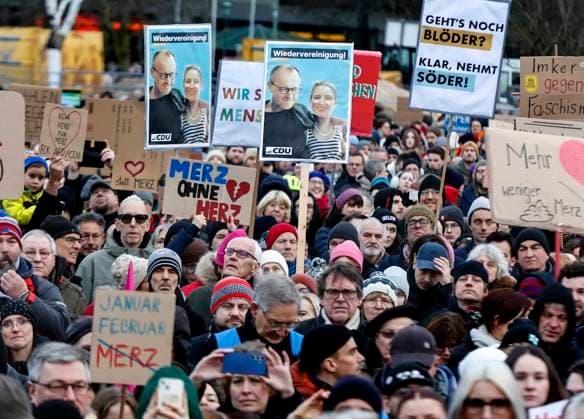 Brandmauer gegen AfD Zehntausende fordern Brandmauer gegen AfD. Das Votum von CDU und AfD bringt am Sonntag etwa 80.000 Menschen vor das Reichstagsgebäude, die den Erhalt der Brandmauer gegen die AfD forderten, Berlin, 02.02.2025. Berlin Berlin Deutschland *** Firewall against AfD Tens of thousands demand firewall against AfD The vote by the CDU and AfD brings around 80,000 people to the Reichstag building on Sunday, demanding the preservation of the firewall against the AfD, Berlin, 02 02 2025 Berlin Berlin Germany