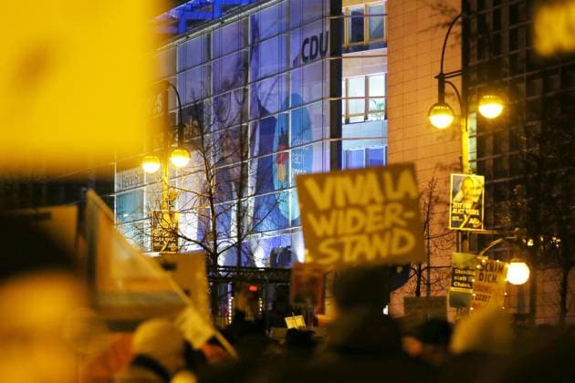 News Bilder des Tages Berlin, Deutschland, 02.02.2025: Konrad-Adenauer-Haus: Demo unter dem Motto Aufstand der Anständigen - Wir sind die Brandmauer : Auf der unter anderem von Camapct organisierten Großdemo wird dagegen protestiert, dass CDU und CSU zusammen mit der AfD im Bundestag Mehrheiten erzielen. *** Berlin, Germany, 02 02 2025 Konrad Adenauer Haus Demo under the slogan Aufstand der Anständigen Wir sind die Brandmauer The large-scale demo, organized by Camapct and others, will protest against the CDU and CSU achieving majorities in the Bundestag together with the AfD Copyright: xdtsxNachrichtenagenturx dts_57731