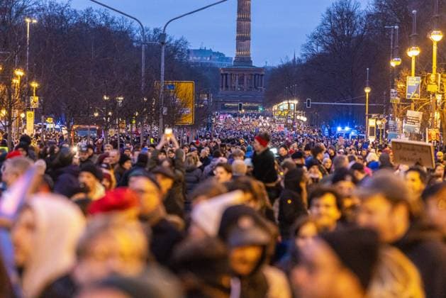 Demo Aufstand der Anständigen: Wir sind die Brandmauer Deutschland, Berlin den 02.02.2025: Viele Tausende folgen dem Ruf der Organisation Campact zur Demo gegen Kanzlerkandidat Friedrich Merz (CDU) und marschieren vom Platz der Republik (Reichstag Bundestag) bis zur CDU-Bundesgeschäftsstelle Konrad Adenauer Haus. CDU - Gib uns das C zurück!! *** Demo Aufstand der Anständigen Wir sind die Brandmauer Deutschland, Berlin 02 02 2025 Many thousands follow the call of the organization Campact to the demonstration against chancellor candidate Friedrich Merz CDU and march from the Platz der Republik Reichstag Bundestag to the CDU federal office Konrad Adenauer Haus CDU Give us back the C