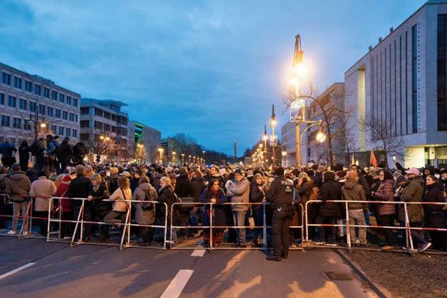 2024-02-02,Berlin,Demo Aufstand der Anständigen: Rettet die Brandmauer! Protest gegen die CDU, Konrad-Adenauer Haus Bundesgeschäftsstelle der CDU *** 2024 02 02,Berlin,Demo Aufstand der Anständigen Rettet die Brandmauer Protest against the CDU, Konrad Adenauer Haus Bundesgeschäftsstelle der CDU