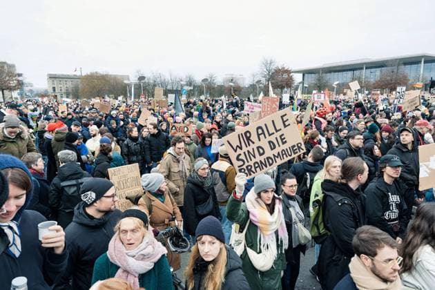 2024-02-02,Berlin,Demo Aufstand der Anständigen: Rettet die Brandmauer! Protest gegen die CDU *** 2024 02 02,Berlin,Demo Aufstand der Anständigen Rettet die Brandmauer Protest against the CDU