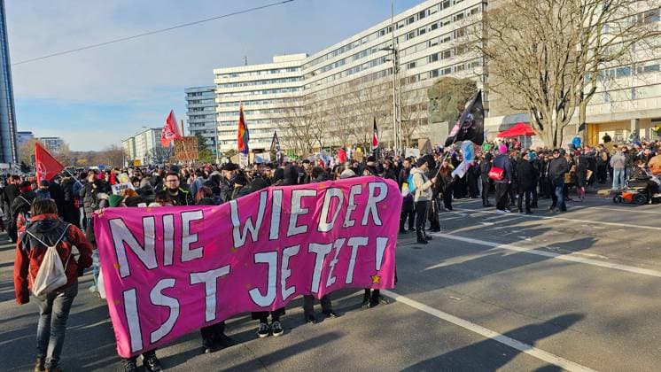 Demo _ Bündfnis Chemnitz Nazifrei 02.02.2025, Chemnitz, Demonstration Das Bündnis Chemnitz Nazifrei hat für den Sonntag am Karl-Marx-Monument zu einer Demonstration zum Thema Nie wieder ist jetzt aufgerufen. Man will gegen die gemeinsame Abstimmung von CDU und AfD im Bundestag protestieren. Nach einer Auftaktkundgebung gibt es einen Marsch durch die Innenstadt. Die Polizei sichert die Veranstaltung ab. Chemnitz Sachsen BRD *** Demo Bündfnis Chemnitz Nazifrei 02 02 2025, Chemnitz, Demonstration The Chemnitz Nazifrei alliance has called for a demonstration on Sunday at the Karl Marx Monument on the theme of Never again is now The aim is to protest against the joint vote by the CDU and AfD in the Bundestag After a kick-off rally, there