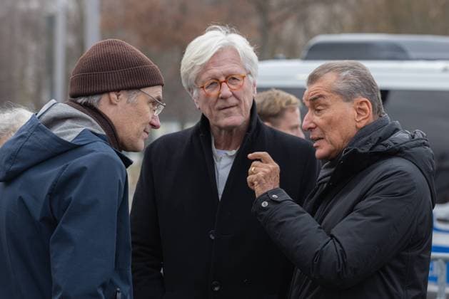 Demo Aufstand der Anständigen: Wir sind die Brandmauer Deutschland, Berlin den 02.02.2025: Christoph Baut (Mitbegründer und Geschäftsführer der Organisation Campact) im Dialog mit Heinrich Bedford-Strohm, Weltkirchenrat, ehemaliger EKD-Ratvorsitzender und Michel Friedman (Publizist, Talkmaster, Jurist, Philosoph und früheres Parteimitglied der CDU). *** Demo Aufstand der Anständigen Wir sind die Brandmauer Deutschland, Berlin 02 02 2025 Christoph Baut Co-founder and managing director of the Campact organization in dialogue with Heinrich Bedford Strohm, World Council of Churches, former EKD Council Chairman and Michel Friedman Publicist, talk show host, lawyer, philosopher and former CDU party member