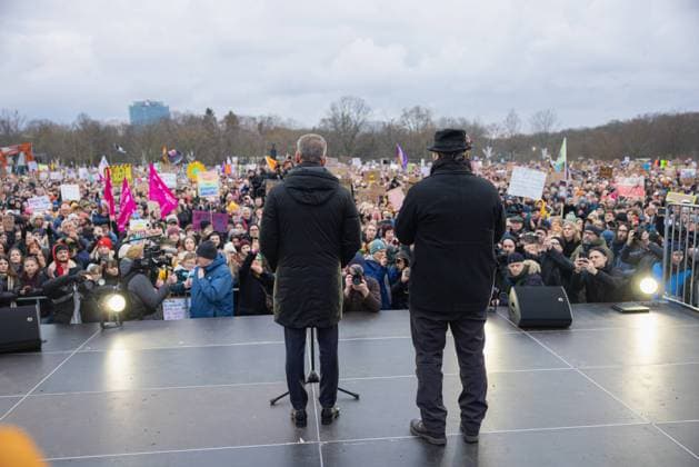 Demo Aufstand der Anständigen: Wir sind die Brandmauer Deutschland, Berlin den 02.02.2025: Michel Friedman (Publizist, Talkmaster, Jurist, Philosoph und früheres Parteimitglied der CDU) auf der Bühne vor Publikum bei der Kundgebung zusammen mit dem Gebärdendolmetscher. *** Demo Aufstand der Anständigen Wir sind die Brandmauer Deutschland, Berlin 02 02 2025 Michel Friedman publicist, talk show host, lawyer, philosopher and former CDU party member on stage in front of the audience at the rally together with the sign language interpreter