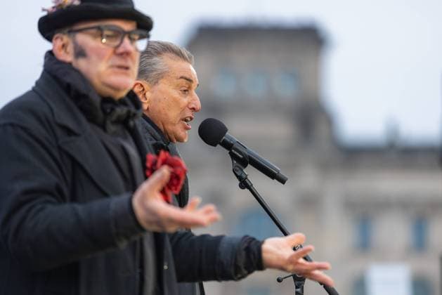 Demo Aufstand der Anständigen: Wir sind die Brandmauer Deutschland, Berlin den 02.02.2025: Michel Friedman (Publizist, Talkmaster, Jurist, Philosoph und früheres Parteimitglied der CDU) auf der Bühne bei der Kundgebung zusammen mit dem Gebärdendolmetscher. *** Demo Aufstand der Anständigen Wir sind die Brandmauer Deutschland, Berlin 02 02 2025 Michel Friedman publicist, talk show host, lawyer, philosopher and former CDU party member on stage at the rally together with the sign language interpreter