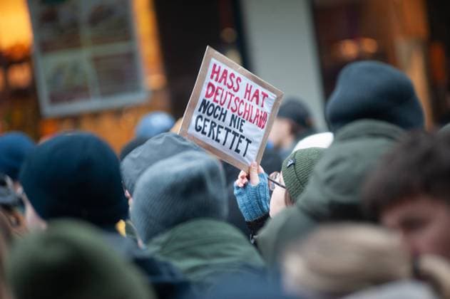 Flensburg, Schleswig-Holstein Am 02.02.2025 riefen in Flensburg 18 Parteien, Institutionen und Vereine zu einer Demonstration unter dem Motto Schulterschluss für Demokratie auf. Etwa 5.000 Menschen folgten dem Aufruf erwartet wurden von den Veranstaltern 2.500. Transparent mit Aufschrift Hass hat Deutschland noch nie gerettet. Aufnahme vom 02.02.2025, Flensburg, Innenstadt. *** Flensburg, Schleswig Holstein On 02 02 2025, 18 parties, institutions and associations called for a demonstration in Flensburg under the motto Shoulder to shoulder for democracy Around 5,000 people responded to the call and the organizers expected 2,500 banners with the inscription Hate has never saved Germany Recorded on 02 02 2025, Flensburg, city centre