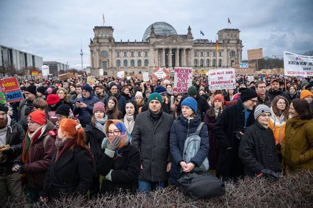 02.01.2025, Berlin, Deutschland, Europa - Zehntausende protestieren drei Wochen vor der anstehenden Wahl zum 21. Deutschen Bundestag am 23. Februar 2025, vor dem Reichstagsgebaeude fuer den Erhalt der Brandmauer gegen jegliche politische Zusammenarbeit mit der AfD unter dem Motto Aufstand der Anstaendigen: Rettet die Brandmauer! . Der Appell richtet sich insbesondere gegen den CDU-Chef und Kanzlerkandidaten Friedrich Merz, der bei einer Bundestagsabstimmung zusammen mit den Stimmen der AfD einen Migrationsantrag der Union fuer schaerfere Migrationmassnahmen durchsetzen wollte. *** 02 01 2025, Berlin, Germany, Europe Three weeks before the upcoming election to the 21st German Bundestag on February 23, 2025, tens of thousands protest in fron