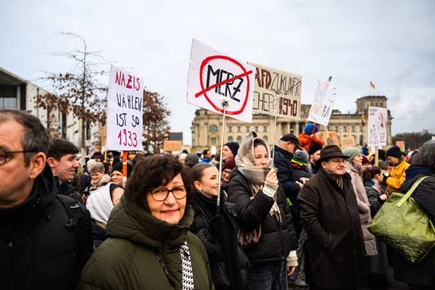 Aufstand der Anständigen - Wir sind die Brandmauer in Berlin Am 02.02.2025 rief ein großes Zivilgesellschaftliches Bündnis zur Demonstration unter dem Motto Aufstand der Anständigen - Wir sind die Brandmauer! Aufgerüttelt durch die Annäherung der CDU - unter Kanzlerkanditat Fridrich Merz - an die AFD folgten, nach Polizeiangaben, 160000 Menschen dem Aufruf. Die Veranstalter gehen von ca. 250000 Menschen aus., Berlin Berlin Deutschland Mitte *** Aufstand der Anständigen Wir sind die Brandmauer in Berlin On 2 February 2025, a large civil society alliance called for a demonstration under the motto Aufstand der Anständigen Wir sind die Brandmauer Shaken up by the CDUs rapprochement with the AFD under Chancellor candidate Fridrich Merz,