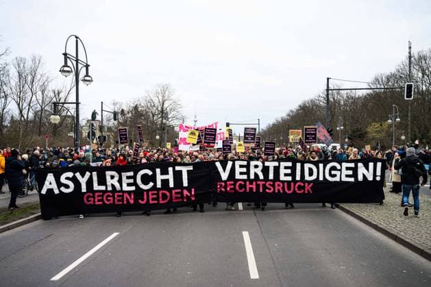 Aufstand der Anständigen - Wir sind die Brandmauer in Berlin Am 02.02.2025 rief ein großes Zivilgesellschaftliches Bündnis zur Demonstration unter dem Motto Aufstand der Anständigen - Wir sind die Brandmauer! Aufgerüttelt durch die Annäherung der CDU - unter Kanzlerkanditat Fridrich Merz - an die AFD folgten, nach Polizeiangaben, 160000 Menschen dem Aufruf. Die Veranstalter gehen von ca. 250000 Menschen aus., Berlin Berlin Deutschland Mitte *** Aufstand der Anständigen Wir sind die Brandmauer in Berlin On 2 February 2025, a large civil society alliance called for a demonstration under the motto Aufstand der Anständigen Wir sind die Brandmauer Shaken up by the CDUs rapprochement with the AFD under Chancellor candidate Fridrich Merz,