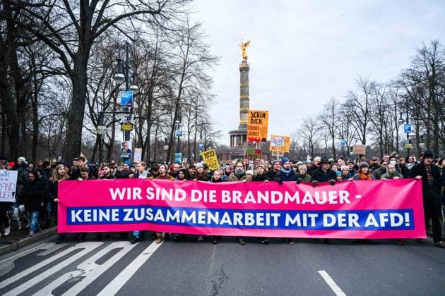 Aufstand der Anständigen - Wir sind die Brandmauer in Berlin Am 02.02.2025 rief ein großes Zivilgesellschaftliches Bündnis zur Demonstration unter dem Motto Aufstand der Anständigen - Wir sind die Brandmauer! Aufgerüttelt durch die Annäherung der CDU - unter Kanzlerkanditat Fridrich Merz - an die AFD folgten, nach Polizeiangaben, 160000 Menschen dem Aufruf. Die Veranstalter gehen von ca. 250000 Menschen aus., Berlin Berlin Deutschland Mitte *** Aufstand der Anständigen Wir sind die Brandmauer in Berlin On 2 February 2025, a large civil society alliance called for a demonstration under the motto Aufstand der Anständigen Wir sind die Brandmauer Shaken up by the CDUs rapprochement with the AFD under Chancellor candidate Fridrich Merz,