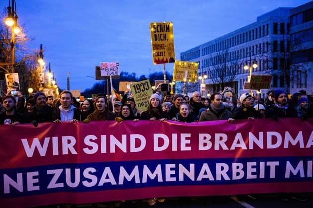 Aufstand der Anständigen - Wir sind die Brandmauer in Berlin Am 02.02.2025 rief ein großes Zivilgesellschaftliches Bündnis zur Demonstration unter dem Motto Aufstand der Anständigen - Wir sind die Brandmauer! Aufgerüttelt durch die Annäherung der CDU - unter Kanzlerkanditat Fridrich Merz - an die AFD folgten, nach Polizeiangaben, 160000 Menschen dem Aufruf. Die Veranstalter gehen von ca. 250000 Menschen aus., Berlin Berlin Deutschland Mitte *** Aufstand der Anständigen Wir sind die Brandmauer in Berlin On 2 February 2025, a large civil society alliance called for a demonstration under the motto Aufstand der Anständigen Wir sind die Brandmauer Shaken up by the CDUs rapprochement with the AFD under Chancellor candidate Fridrich Merz,