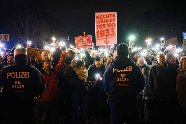 News Bilder des Tages Aufstand der Anständigen - Wir sind die Brandmauer in Berlin Am 02.02.2025 rief ein großes Zivilgesellschaftliches Bündnis zur Demonstration unter dem Motto Aufstand der Anständigen - Wir sind die Brandmauer! Aufgerüttelt durch die Annäherung der CDU - unter Kanzlerkanditat Fridrich Merz - an die AFD folgten, nach Polizeiangaben, 160000 Menschen dem Aufruf. Die Veranstalter gehen von ca. 250000 Menschen aus., Berlin Berlin Deutschland Mitte *** Aufstand der Anständigen Wir sind die Brandmauer in Berlin On 2 February 2025, a large civil society alliance called for a demonstration under the motto Aufstand der Anständigen Wir sind die Brandmauer Shaken up by the CDUs rapprochement with the AFD under Chancellor candidate Fridrich Merz,