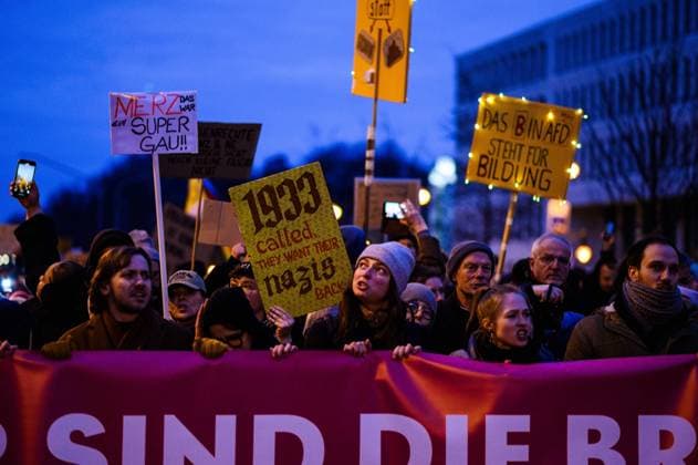 Aufstand der Anständigen - Wir sind die Brandmauer in Berlin Am 02.02.2025 rief ein großes Zivilgesellschaftliches Bündnis zur Demonstration unter dem Motto Aufstand der Anständigen - Wir sind die Brandmauer! Aufgerüttelt durch die Annäherung der CDU - unter Kanzlerkanditat Fridrich Merz - an die AFD folgten, nach Polizeiangaben, 160000 Menschen dem Aufruf. Die Veranstalter gehen von ca. 250000 Menschen aus., Berlin Berlin Deutschland Mitte *** Aufstand der Anständigen Wir sind die Brandmauer in Berlin On 2 February 2025, a large civil society alliance called for a demonstration under the motto Aufstand der Anständigen Wir sind die Brandmauer Shaken up by the CDUs rapprochement with the AFD under Chancellor candidate Fridrich Merz,