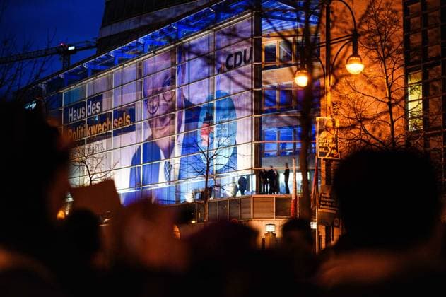 News Bilder des Tages Aufstand der Anständigen - Wir sind die Brandmauer in Berlin Am 02.02.2025 rief ein großes Zivilgesellschaftliches Bündnis zur Demonstration unter dem Motto Aufstand der Anständigen - Wir sind die Brandmauer! Aufgerüttelt durch die Annäherung der CDU - unter Kanzlerkanditat Fridrich Merz - an die AFD folgten, nach Polizeiangaben, 160000 Menschen dem Aufruf. Die Veranstalter gehen von ca. 250000 Menschen aus., Berlin Berlin Deutschland Mitte *** Aufstand der Anständigen Wir sind die Brandmauer in Berlin On 2 February 2025, a large civil society alliance called for a demonstration under the motto Aufstand der Anständigen Wir sind die Brandmauer Shaken up by the CDUs rapprochement with the AFD under Chancellor candidate Fridrich Merz,