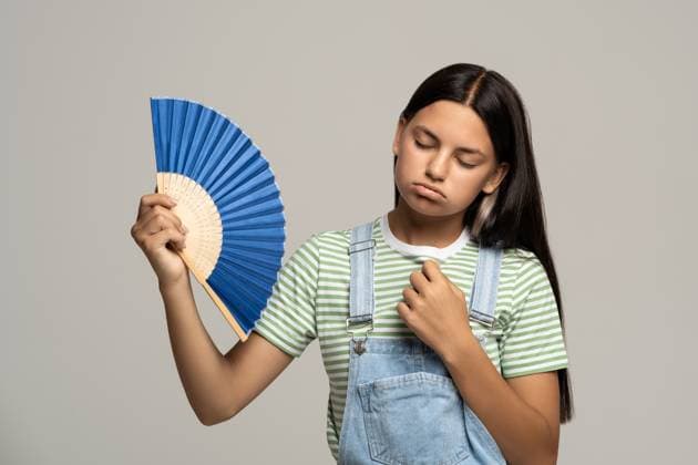 IMAGO Creative, Jahreszeit Sommer, Hitze Verschwitztes, erschöpftes Teenager-Mädchen, das einen Papierfächer benutzt, leidet unter der Hitze. Überhitzung, Verstopfung, heißes Wetter Verschwitztes, erschöpftes Teenager-Mädchen, das einen Papierfächer benutzt, leidet unter der Hitze. Überhitzung, Verstopfung, heißes Wetter ,model released, Symbolfoto Copyright: xZoonar.com DmitriixMarchenkox 22733312 ,model released, Symbolfoto ,property released