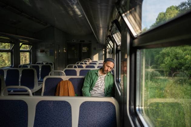 IMAGO Creative, Gesellschaft, Leisure Sickness Ein müder Mann, erschöpft von einem anstrengenden Arbeitstag, schläft auf einer leeren Zugfahrt nach Hause ein. Frühes Aufstehen, Erschöpfung Sleepy man worn out from demanding workday, naps on an empty train ride home. Tired male backpacker on public transit, urban travel, daily exhaustion and early rise, week commute, train journey alone ,model released, Symbolfoto Copyright: xZoonar.com DmitriixMarchenkox 22745092 ,model released, Symbolfoto ,property released