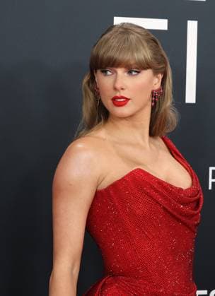 Singer Taylor Swift poses on the red carpet at the 67th annual Grammy Awards ceremony at the Crypto.com Arena in Los Angeles, California, USA 02 February 2025. Red carpet at the 67th Grammy Awards !ACHTUNG: NUR REDAKTIONELLE NUTZUNG!  Copyright: xOctavioxGuzmánx AME6421 20250203-55015894422_1