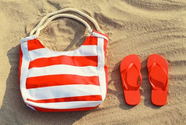 Sommerurlaub, Accessoires - rot gestreifte Tasche mit Flip Flops im Sand am Strand Summer vacation, accessories - red striped bag with flip flops lying on the sand on the beach, top view Copyright: xZoonar.com VeronikaxKornevax 22743254