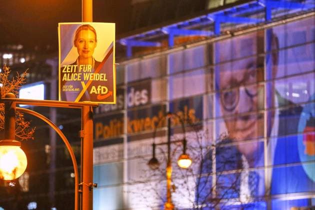 Berlin, Deutschland, 02.02.2025: Konrad-Adenauer-Haus: Demo unter dem Motto Aufstand der Anständigen - Wir sind die Brandmauer : AfD-Wahlplakat mit Alice Weidel für die Bundestagswahl, im Hintergrund ein Werbebanner an der CDU-Zentrale mit dem Bild von Friedrich Merz. Auf der unter anderem von Camapct organisierten Großdemo wird dagegen protestiert, dass CDU und CSU zusammen mit der AfD im Bundestag Mehrheiten erzielen. Copyright: xdtsxNachrichtenagenturx dts_57749