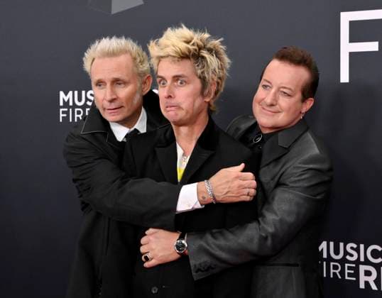 Entertainment Bilder des Tages (L-R) Mike Dirnt, Billie Joe Armstrong, and Tré Cool of Green Day arrive for the 67th Annual Grammy Awards at Crypto.com Arena in Los Angeles on February 2, 2025. The awards ceremony will honor the best recordings, compositions, and artists from September 16, 2023, to August 30. 2024, as chosen by the members of the Recording Academy.  LAP20250202306 JIMxRUYMEN