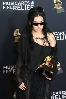 British singer songwriter Charlie XCX poses with a Grammy at the 67th annual Grammy Awards ceremony, held Sunday at the Crypto.com Arena in Los Angeles, California, USA 02 February 2025. Red carpet at the 67th Grammy Awards !ACHTUNG: NUR REDAKTIONELLE NUTZUNG!  Copyright: xOctavioxGuzmánx AME6514 20250203-55015895005_1