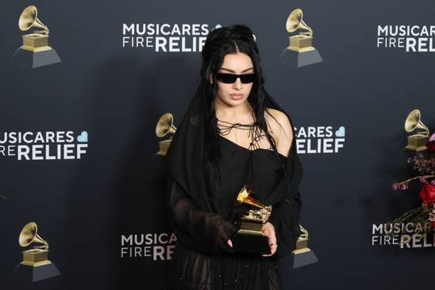 British singer songwriter Charlie XCX poses with a Grammy at the 67th annual Grammy Awards ceremony, held Sunday at the Crypto.com Arena in Los Angeles, California, USA 02 February 2025. Red carpet at the 67th Grammy Awards !ACHTUNG: NUR REDAKTIONELLE NUTZUNG!  Copyright: xOctavioxGuzmánx AME6516 20250203-55015895008_1