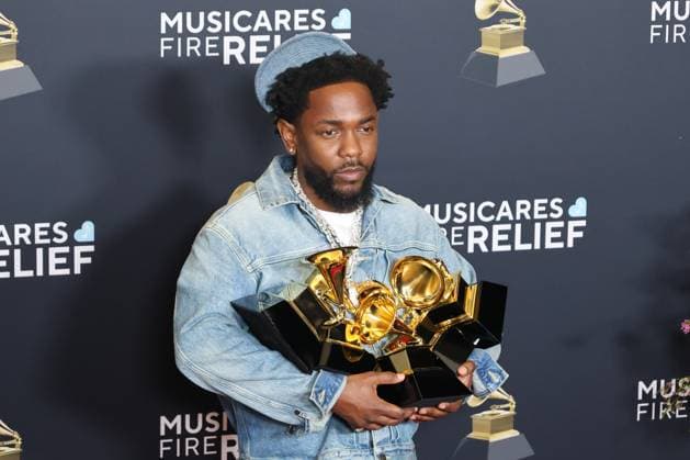 U.S. rapper Kendrick Lamar poses with his five Grammys during the 67th annual Grammy Awards ceremony at the Crypto.com Arena in Los Angeles, California, USA 02 February 2025. Red carpet at the 67th Grammy Awards !ACHTUNG: NUR REDAKTIONELLE NUTZUNG!  Copyright: xOctavioxGuzmánx AME6525 20250203-55015895055_1