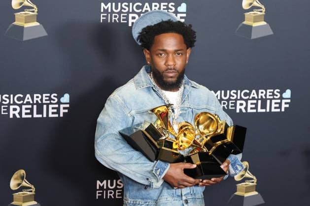 Bilder des Jahres 2025, Entertainment 02 Februar Entertainment Themen der Woche KW05 Entertainment Bilder des Tages U.S. rapper Kendrick Lamar poses with his five Grammys during the 67th annual Grammy Awards ceremony at the Crypto.com Arena in Los Angeles, California, USA 02 February 2025. Red carpet at the 67th Grammy Awards !ACHTUNG: NUR REDAKTIONELLE NUTZUNG!  Copyright: xOctavioxGuzmánx AME6527 20250203-55015895056_1