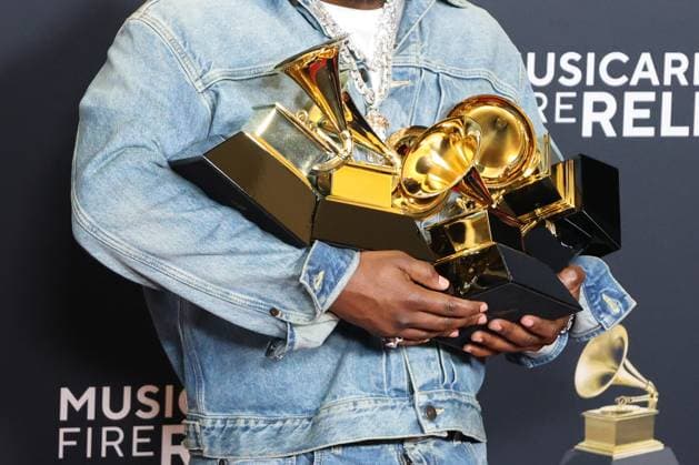 U.S. rapper Kendrick Lamar poses with his five Grammys during the 67th annual Grammy Awards ceremony at the Crypto.com Arena in Los Angeles, California, USA 02 February 2025. Red carpet at the 67th Grammy Awards !ACHTUNG: NUR REDAKTIONELLE NUTZUNG!  Copyright: xOctavioxGuzmánx AME6528 20250203-55015895057_1