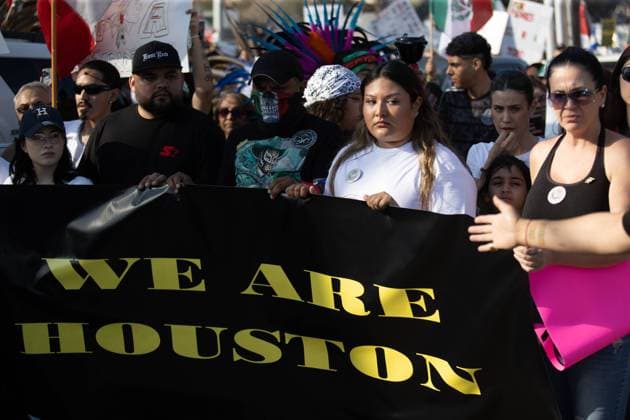 Bilder des Jahres 2025, News 02 Februar News Themen der Woche KW05 News Bilder des Tages Protest Against Trump Immigration Policies In Houston Demonstrators hold a banner that reads, We are Houston, during a protest against Trump immigration policies in Houston, Texas, on February 2, 2025. Houston, Texas Texas United States  Copyright: xReginaldxMathalonex originalFilename: mathalone-notitle250202_npYaS.jpg