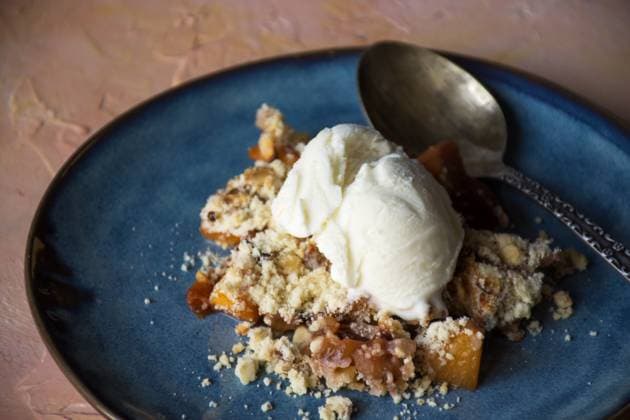 IMAGO Creative, Jahreszeit Sommer, Food, Pflaume summer fruits crumble with a scoop of vanilla ice cream Yerevan, Yerevan, Armenia R_YYVK250130-1612869-01