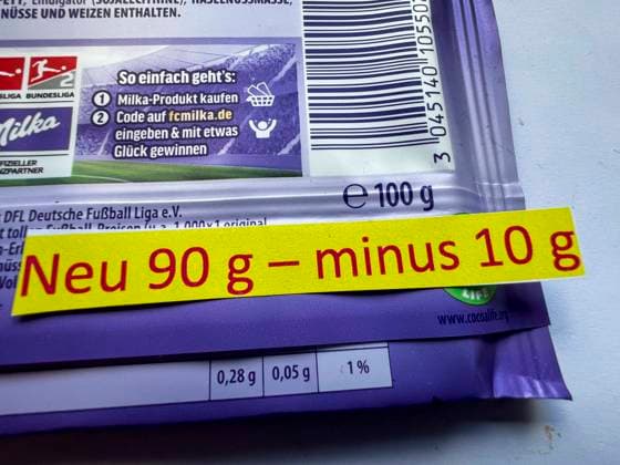 Symbolfoto - Milka Schokolade - 90 statt 100 Gramm Alter und Neuer Preis auf einer Tafel Milka , die Tafel schrumpft doch der Preis bleibt gleich. Tafel Milka Alpenmich Schoholade in lilla Papier gehült mit dem Logo der Milka Kuh. Der Name ist eine Kombination der beiden Hauptzutaten Milch und Kakao. Der Kakaopreis steigt und steigt. Und das macht unsere geliebte Schoggi teurer Der US-Produzent Mondelez verkleinert zahlreiche Sorten.Drastische Preiserhöhung bei einer der bekanntesten Schokoladen-Marken Verbraucherinnen und Verbraucher müssen für Schokolade der bekannten Marke Milka derzeit vielerorts tiefer in die Tasche greifen Mondelez International ist ein börsennotierter US-amerikanischer Lebensmittelkonzern mit Sitz in Chicago,