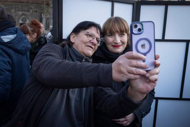 Heidi Reichinnek und Bodo Ramelow 322025 - Die Politikerin und Bundesvorsitzender der Partei Die Linke, Heidi Reichinnek, besuchte im Rahmen eines gemeinsamen Wahlkampftermins mit dem ehemaligen Thueringer Ministerpraesidenten und Bundestagskandidaten, Bodo Ramelo die Thueringer Landeshauptstadt Erfurt. Erfurt Anger Thueringen Deutschland *** Heidi Reichinnek and Bodo Ramelow 322025 The politician and federal chairwoman of the Left Party, Heidi Reichinnek, visited the Thuringian state capital Erfurt Erfurt Anger Thuringia Germany as part of a joint election campaign meeting with the former Thuringian State Premier and Bundestag candidate, Bodo Ramelo. 030225_ppb-45