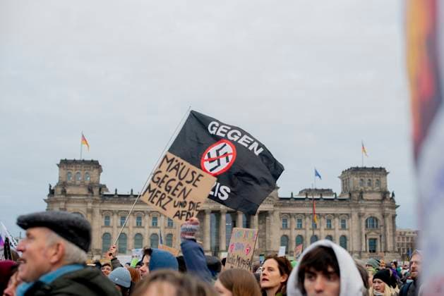 Anti Far Right Demonstration In Berlin An Anti-Nazism flag. Tens of thousands of Berliners gather on the Reichstag meadow on Sunday, February 2, 2025 in Berlin, Germany. Together, they express their opposition to the growing collaboration of the conservative Christian Democratic Union (CDU) with the far-right Alternative for Germany (AfD) party, in the run-up to the February 23 federal elections. Since late January 2025, demonstrations have taken place across Germany after CDU leader Friedrich Merz sought parliamentary support from the AfD for a bill targeting undocumented foreigners, including asylum seekers. More than a simple alliance, this move is seen as a break with an unwritten rule dating from the post-World War II era, which preven Copyright: xBabakxBordbarx