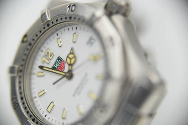 Nahaufnahme einer Schweizer Uhr von Tag Heuer. Nahaufnahme einer Schweizer Uhr von Tag Heuer. Copyright: xZoonar.com BertxDexBoerx 22633538