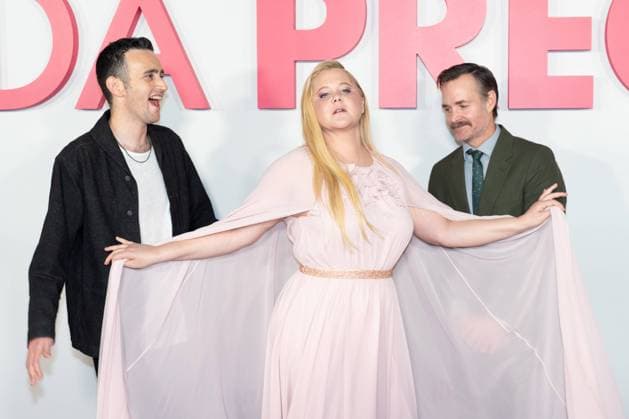Bilder des Jahres 2025, Entertainment 02 Februar Entertainment Themen der Woche KW06 Entertainment Bilder des Tages Tyler Spindel, Amy Schumer and Will Forte arrive on the red carpet for the New York premiere of Netflix s Kinda Pregnant at the Paris Theater in New York City on February 3rd, 2025.  NYP20250203683 DEREKxFRENCH