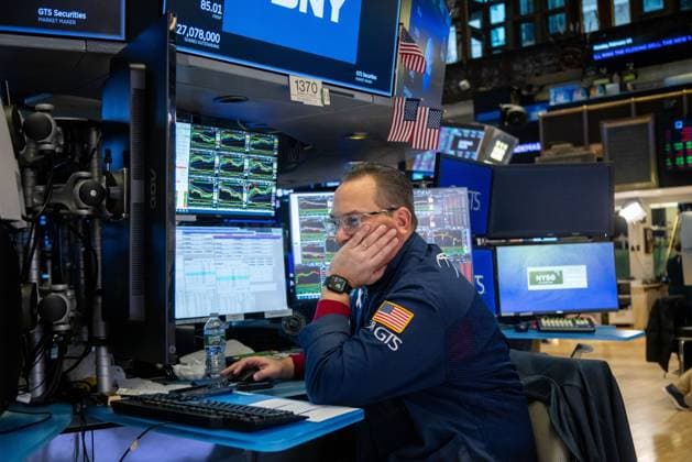 News Themen der Woche KW06 News Bilder des Tages (250203) -- NEW YORK, Feb. 3, 2025 -- A trader works on the floor of the New York Stock Exchange in New York, the United States, on Feb. 3, 2025. U.S. stocks ended lower on Monday, as investors reacted to the Donald Trump administration s planned tariff rollout. The Dow Jones Industrial Average fell 122.75 points, or 0.28 percent, to 44,421.91. The S&P 500 sank 45.96 points, or 0.76 percent, to 5,994.57. The Nasdaq Composite Index shed 235.49 points, or 1.20 percent, to 19,391.96. (Photo by Xinhua) U.S.-NEW YORK-TARIFF CONCERNS-STOCKS-FALL MichaelxNagle 