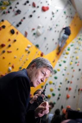 Robert Habeck - Kletterzentrum DEU, Deutschland, Germany, Berlin, 28.01.2025 Robert Habeck , Kanzlerkandidat von Buendnis 90 Die Gruenen und Bundesminister fuer Wirtschaft und Klimaschutz, bei einem Besuch im Kletterzentrum vom Deutschen Alpenverein DAV im Gespraech mit jungen Vereinsmitgliedern in Berlin Deutschland . Nach dem Bruch der Drei-Parteien-Bundeskoalition im vergangenen November werden in Deutschland am 23. Februar 2025 vorgezogene Bundestagswahlen abgehalten. en: Robert Habeck , candidate for chancellor in the Bundestag elections of the Alliance 90 The Greens and Federal Minister for Economic Affairs and Climate Protection, during a visit at the climbing center of the German Alpine Club DAV and talks to young club members in B