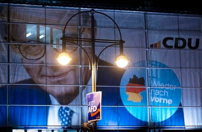 AfD-CDU-Zustrombegrenzungsgesetz DEU, Deutschland, Germany, Berlin, 30.01.2025 Plakat der Alternative fuer Deutschland Jetzt AfD vor dem Hauptsitz der deutschen Christdemokraten CDU mit einem Transparent, auf der CDU Kanzlerkandidat Friedrich Merz zu sehen ist, nachdem ein CDU-Vorschlag mit Unterstuetzung der rechtsextremen Alternative fuer Deutschland AfD angenommen wurde im Bundestag an der Fassade der Parteizentrale in Berlin Deutschland . Merz schlaegt das neue Gesetz Zustrombegrenzungsgesetz vor, das darauf abzielt, die Einwanderungskontrollen zu verschaerfen und die Sicherheit zu erhöhen, nachdem kürzlich in Aschaffenburg zwei Menschen durch einen Einwanderer niedergestochen wurden. Er hat angedeutet, dass er für die Unterstützung