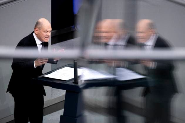 Olaf Scholz - Bundestag DEU, Deutschland, Germany, Berlin, 29.01.2025 Rede von Olaf Scholz , Bundeskanzler der Bundesrepublik Deutschland SPD waehrend der Debatte in einer Sitzung des Deutschen Bundestages ueber eine Regierungserklaerung zu innenpolitischen Fragen im Bundestag 29. Januar 2025 im Deutschen Bundestag in Berlin Deutschland . Die CDU schlägt ein neues Gesetz vor, das darauf abzielt, die Einwanderungskontrollen zu verschärfen und die Sicherheit zu erhöhen, nachdem kürzlich in Aschaffenburg zwei Menschen durch einen Einwanderer niedergestochen wurden. Er hat angedeutet, dass er offen für die Unterstützung der rechtsextremen Alternative für Deutschland AfD sei, um die Verabschiedung eines möglichen Gesetzesentwurfs zu erre