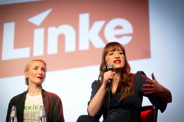 Linke Wahlkampfauftakt DEU, Deutschland, Germany, Berlin, 29.01.2025 Ines Schwerdtner , Bundesvorsitzende der Linkspartei und Heidi Reichinnek , Spitzenkandidatin der Partei Die Linke (von links nach rechts)beim Wahlkampfauftakt und Town Hall Meeting der Partei Die Linke zur Bundestagswahl in Berlin Deutschland . Die Linke liegt derzeit in Umfragen bei 5 % Nach dem Bruch der Drei-Parteien-Bundeskoalition im vergangenen November werden in Deutschland am 23. Februar 2025 vorgezogene Bundestagswahlen abgehalten en: Ines Schwerdtner , Federal Chairwoman of the Left Party and Heidi Reichinnek , top candidate of the Die Linke party (from left to right) at the campaign launch and town hall meeting of the Die Linke party for the federal election i
