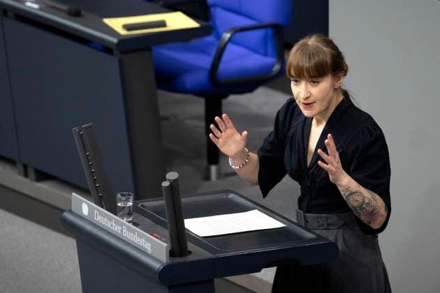Heidi Reichinnek - Bundestag Zustrombegrenzungsgesetz DEU, Deutschland, Germany, Berlin, 31.01.2025 Rede von Heidi Reichinnek , Spitzenkandidatin der Partei Die Linke waehrend der Debatte im Plenum der 211. Sitzung am 31. Januar 2025 im Plenarsaal Deutscher Bundestag in Berlin Deutschland . Die CDU plant die Durchsetzung vom Gesetz zur Begrenzung des illegalen Zustroms Zustrombegrenzungsgesetz zum Thema Migration und Einschraenkung der Zuwanderung auch mit den Stimmen der rechtsextremen AfD Alternative fuer Deutschland was bei anderen Parteien zu lautstarker Verurteilung fuehrt. en: Speech by Heidi Reichinnek , top candidate of the Die Linke party during the debate in the plenary session of the 211th session on January 31st 2025 in the plen