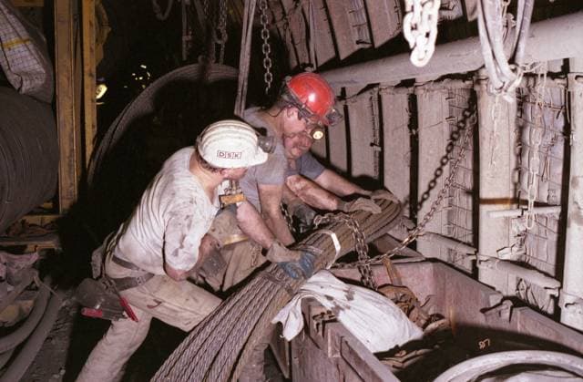 Bergleute der Deutschen Steinkohle AG (DSK) arbeiten am 29.1.2007 im Feld Falscheid des Bergwerks Saar unter Tage im Steinkohlebergbau. *** Miners of Deutsche Steinkohle AG DSK working underground in the Falscheid field of Saar colliery on 29 1 2007 bub