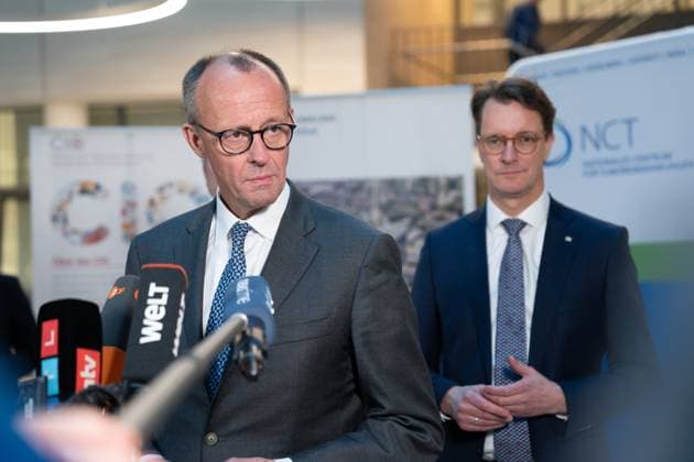 News Bilder des Tages Kanzlerkandidat Freidrich Merz besucht der Uniklinik Koeln Vorsitzenden der CDU Deutschlands Friedrich Merz MdB gemeinsam mit Ministerpraesident von NRW Hendrik Wuest bei der Pressekonferenz im Anschluss an seinen Besuch in der Uniklinik Köln, Koeln, 04.02.2025 Koeln NRW Deutschland *** Chancellor candidate Freidrich Merz visits the University Hospital Cologne Chairman of the CDU Germany Friedrich Merz MdB together with Minister President of NRW Hendrik Wuest at the press conference following his visit to the University Hospital Cologne, Cologne, 04 02 2025 Cologne NRW Germany