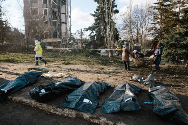 Bilder des Jahres 2025, News 02 Februar News Themen der Woche KW06 News Bilder des Tages Consequences Of The Russian Missile Attack On Izium, Kharkiv Region Bodies of the deceased are near the attack site, in Izium, Kharkiv Region, on February 4, 2025. Kharkiv Ukraine  Copyright: xPavloxPakhomenkox originalFilename: pakhomenko-notitle250204_npsPv.jpg