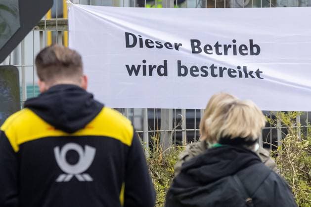 Bilder des Jahres 2025, News 02 Februar News Themen der Woche KW06 News Bilder des Tages Warnstreik bei der Deutschen Post Im Tarifkonflikt mit der Deutschen Post AG wird bei einem Warnstreik das Briefzentrum in der Plöner Straße in Hamburg-Altona bestreikt. Hamburg Hamburg Deutschland